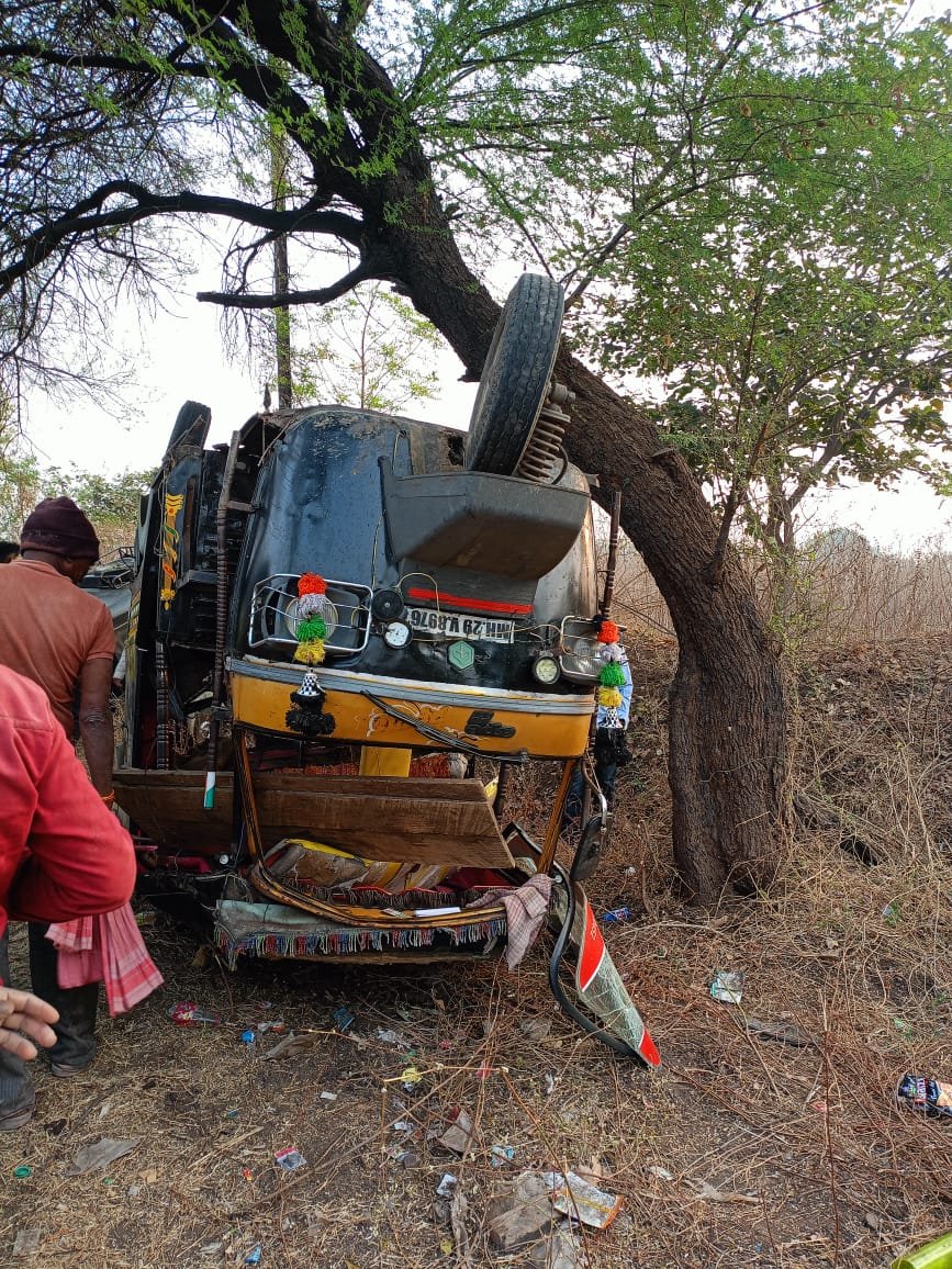 शाळकरी मुलांच्या आटोची आपसात जोरदार धडक, एका विद्यार्थाचा जागीच मृत्यू..!