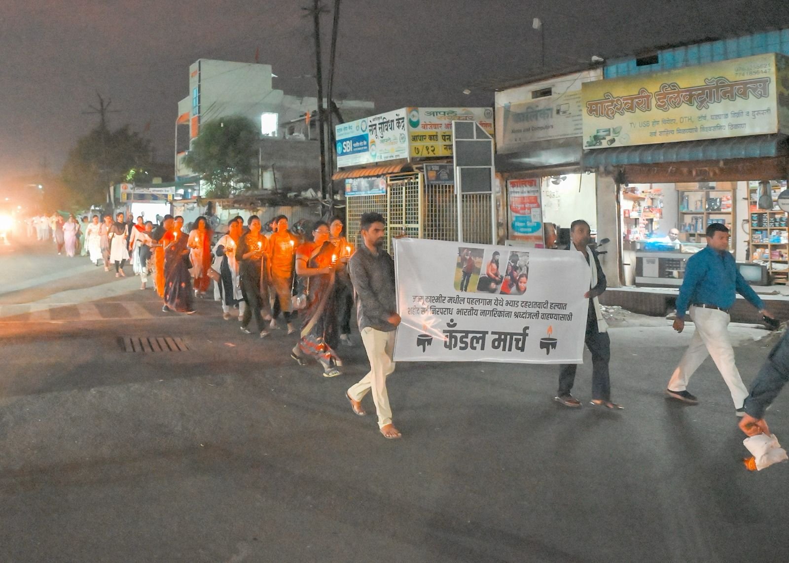 पहलगामच्या क्रूर अतिरेकी हल्यातील मृतकांना कॅण्डल मार्च द्वारे श्रद्धांजली