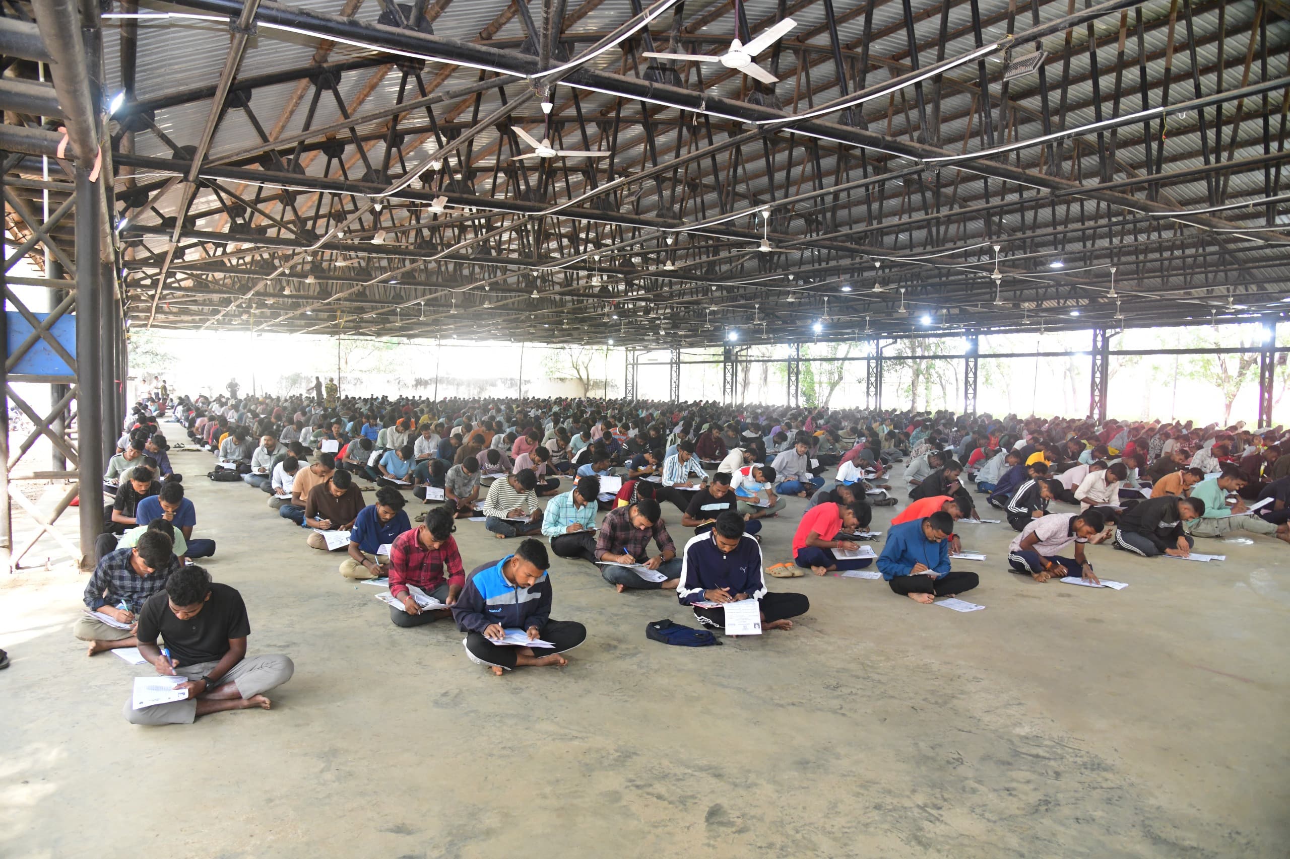 गडचिरोली पोलीस दलाच्या “प्रोजेक्ट उडान”च्या माध्यमातून 10 व्या स्पर्धा परीक्षा सराव पेपरचे आयोजन